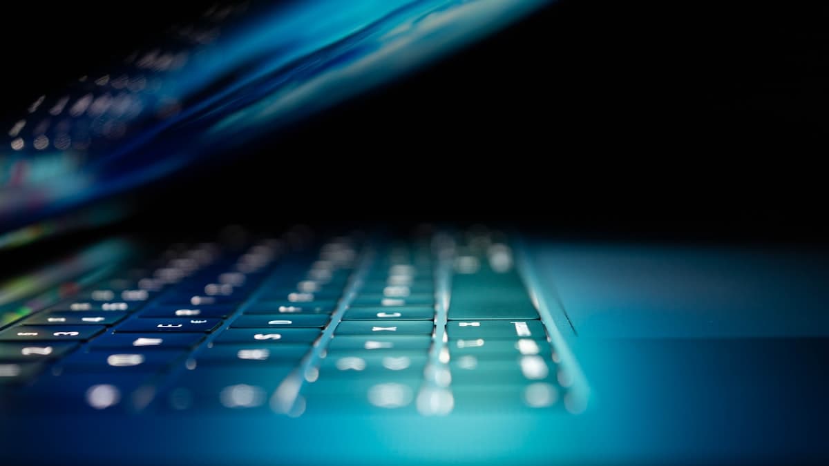 대규모 AI 데이터센터 서버 랙과 네트워크 케이블 — Amazon AWS Trainium 컴퓨팅 확장을 상징
