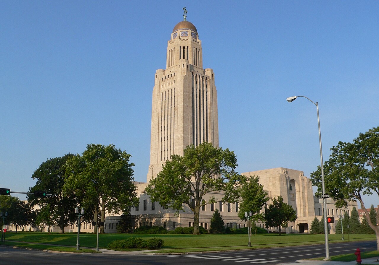 네브래스카 주 의회 청사 — LB 525 통과가 이뤄진 Unicameral 단원제 의회 건물