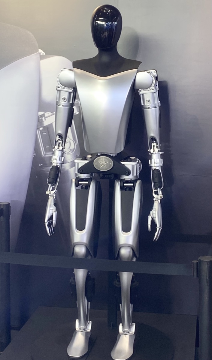 Tesla Optimus 휴머노이드 로봇 — AI5 칩이 차량뿐 아니라 Optimus에도 탑재될 예정